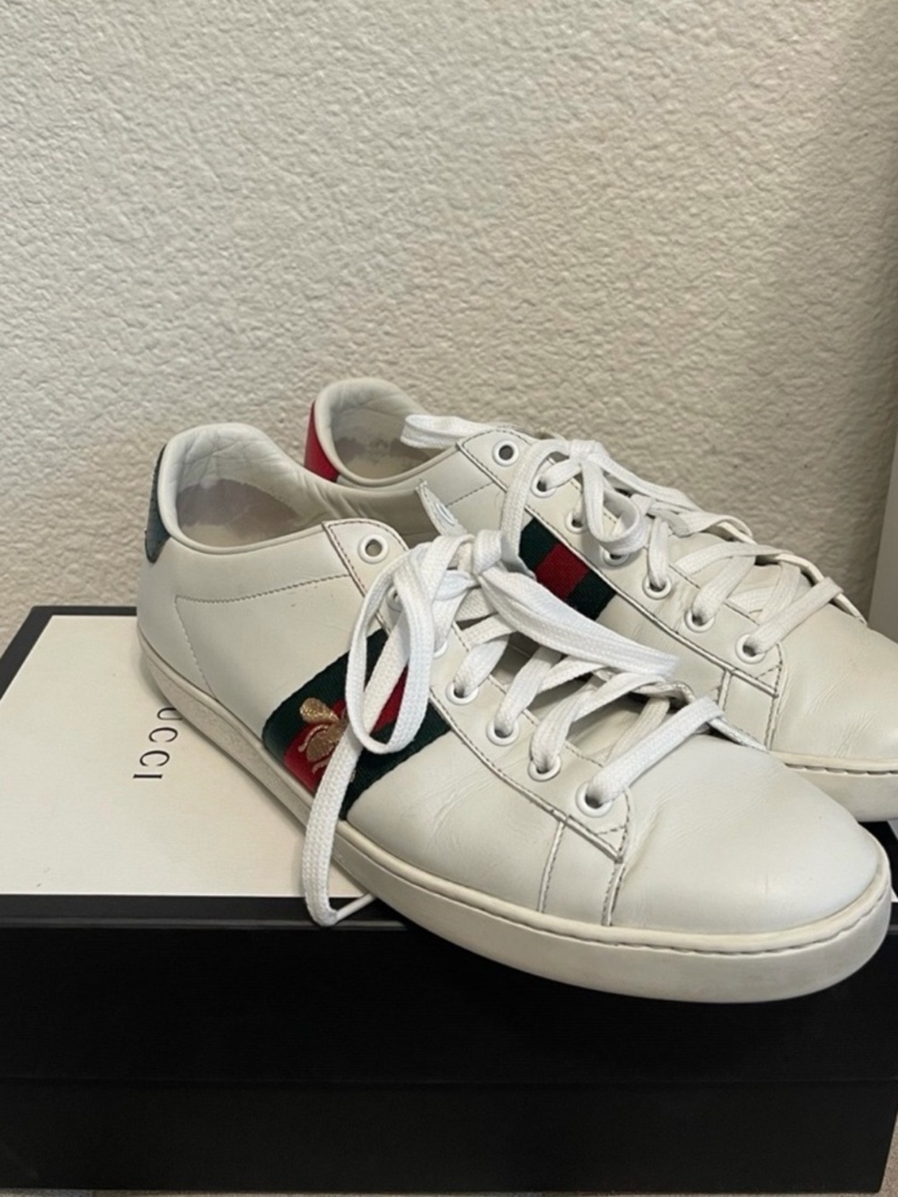 Gucci White Leather Low-Top Sneakers with Green and Red Web Stripe